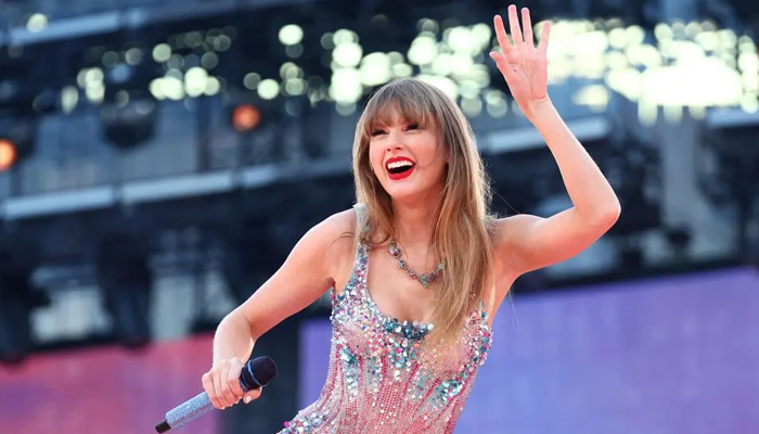 Taylor Swift learns Portuguese for fans at amazing Lisbon concert