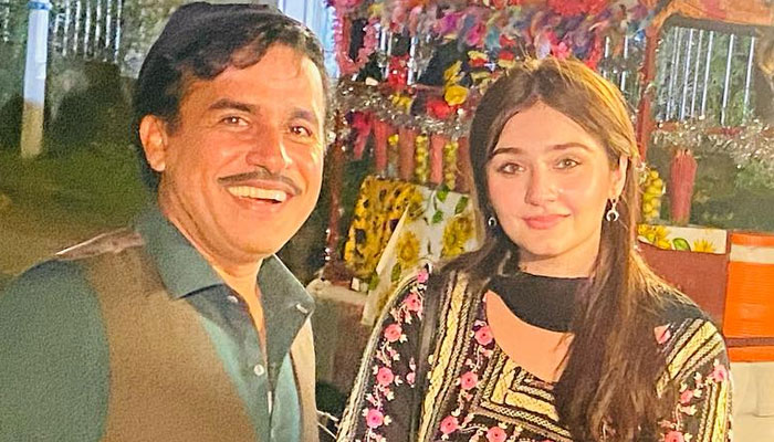 Actor Ali Gul Mallah advises co-star Durefishan to start dieting