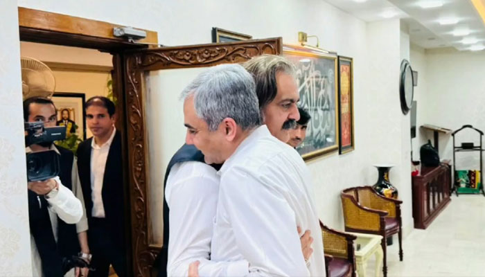 After burying the hatchet, KP and Centre agree to work together for public relief
