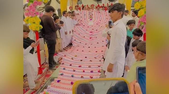 WATCH: Groom wears 30-foot-long currency garland