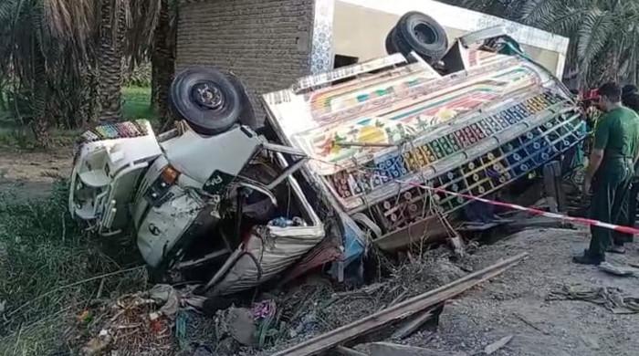 At least four killed, 14 wounded as truck overturns in Khairpur