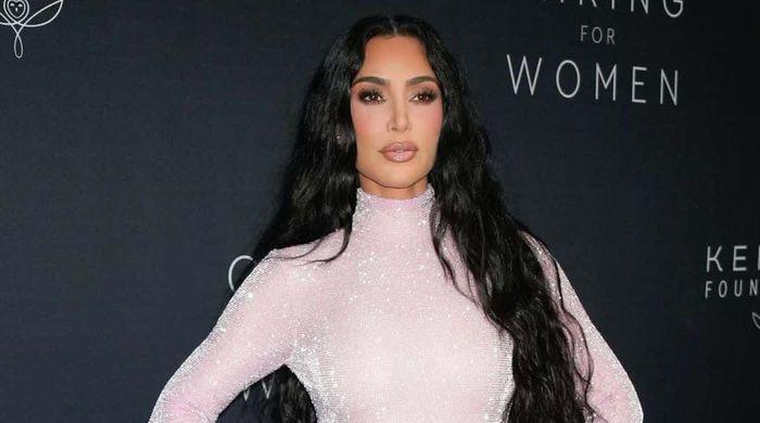 キム・カーダシアン、白いおむつを着用してファンから嘲笑される