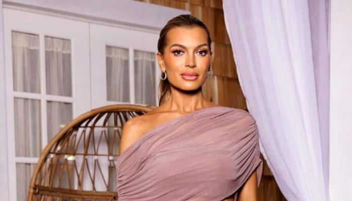 Pregnant Lindsay Hubbard is sharing some insight into her mystery man