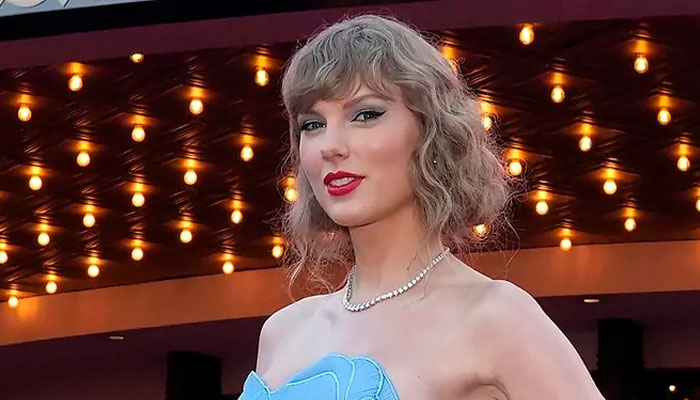 Taylor Swift gives a shoutout to Switzerland during wrap up
