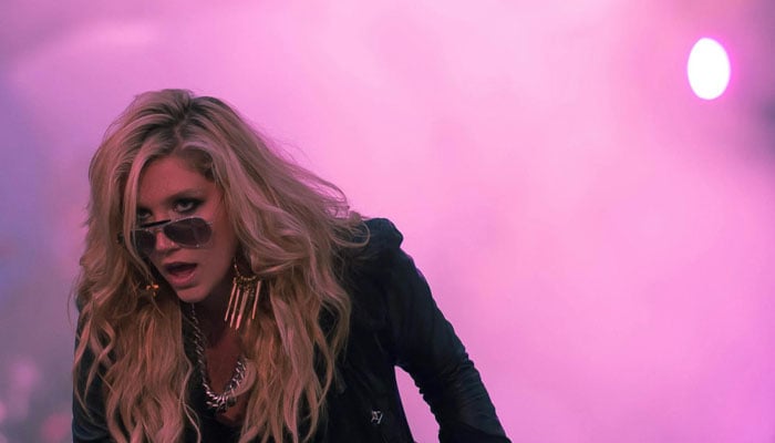 Kesha’s cardboard sign signals her relationship status