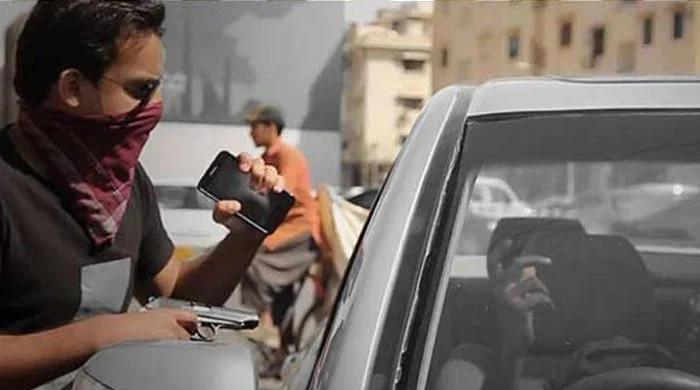 8-year-old girl, woman shot at for resisting robbery in Karachi