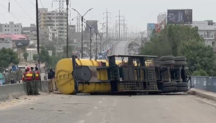 Oil tanker overturned on Baloch Colony flyover in Karachi, on July 25, 2024. — Reporter