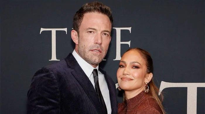 Ben Affleck, Jennifer Lopez let love flow in California PDA: Source