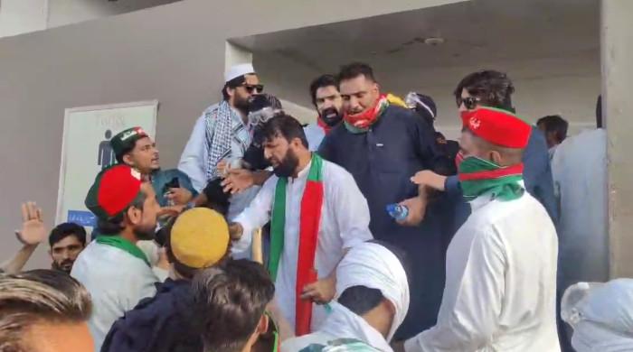 PTI workers thrash police officials in Attock PTI workers thrash police officials in Attock