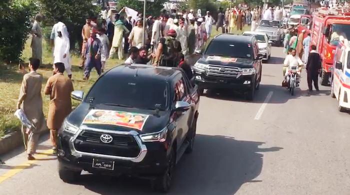 PTI convoys heading towards Islamabad despite road blocks, cellphone suspension