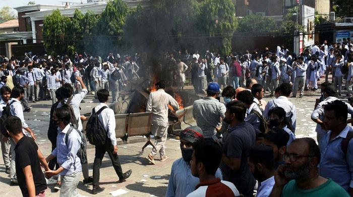 28 injured as students stage protest against alleged rape of Lahore college girl