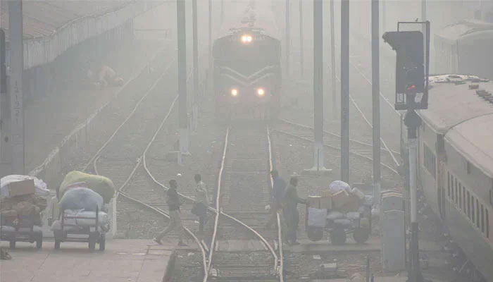 A view of heavy smog in morning hours, in Lahore. — Online/File