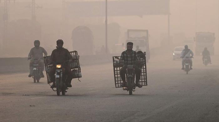 Lahore residents forced to breathe highly toxic air as AQI surpasses 1,000 again