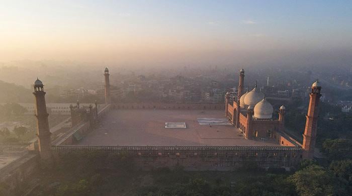 Lahore suffocates in thick smog, tops global pollution charts Lahore suffocates in thick smog, tops global pollution charts