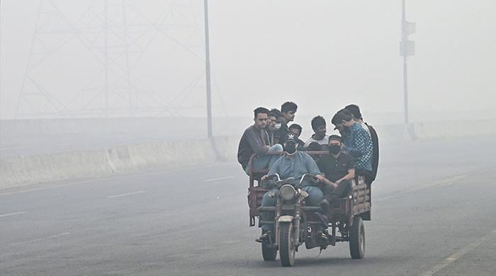 Deadly Lahore smog prompts lockdown-like situation, Multan chokes on toxic air
