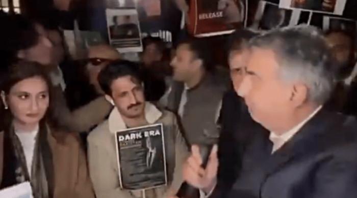 Names of 23 Pakistanis placed on PCL for attacking ex-CJP Isa in UK Names of 23 Pakistanis placed on PCL for attacking ex-CJP Isa in UK