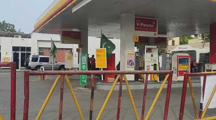 Fuel shortage looms as supply hindered to various cities amid PTI Islamabad march
