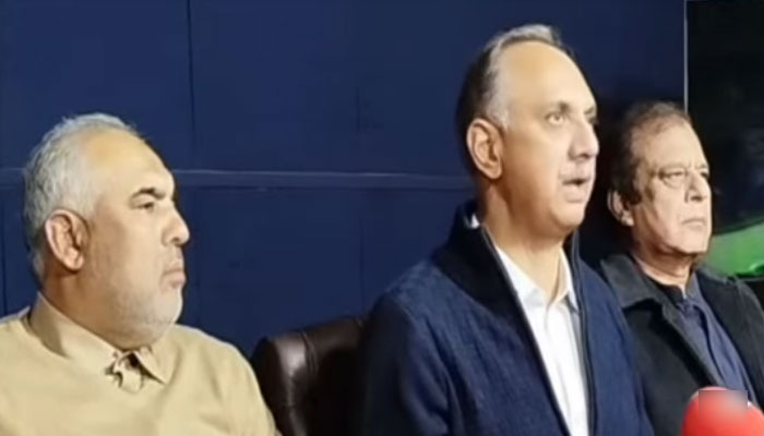 (From left to right) PTI leaders Asad Qaisar, Omar Ayub Khan and Shibli Faraz are addressing a joint press conference on December 9, 2024. — Geo News/ screengrab