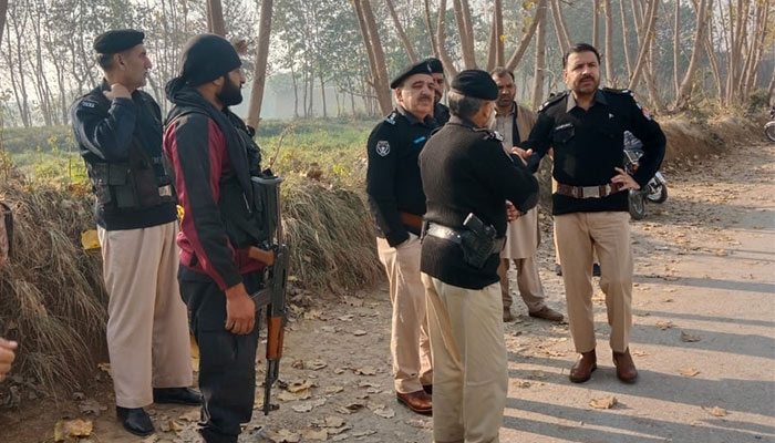 Khyber Pakhtunkhwa police officials inspecting a location. —Facebook @pakhtunkhwapolice/File
