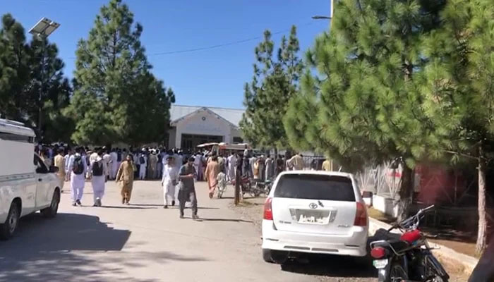 A crowd is gathered outside a health facility in District Kurram. — Geo News/Ali Afzal Afzaal/File