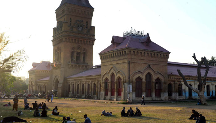 People warm themselves from scorching sun during winter season at Empress Market in Karachi on January 3, 2025. — PPI