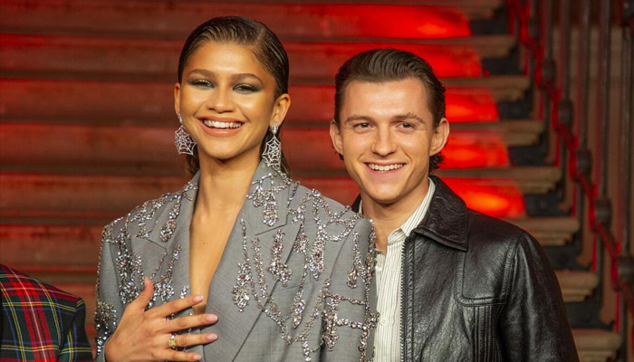 Insider addresses Zendayas decision to show off engagement at Golden Globes