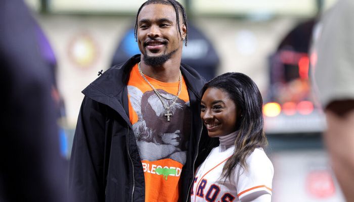 Simone Biles cheers on husband Jonathan Owens victory