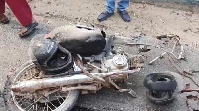Two killed after heavy water tanker 'runs over' motorcyclists in Karachi