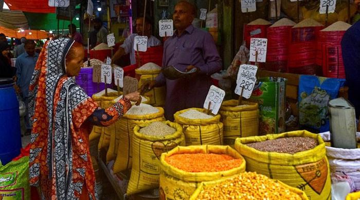 Weekly inflation rate falls to decade-low