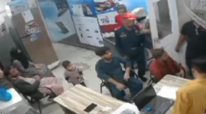 Robbers loot dozens of mobile phones, cash, firearm in Karachi's Korangi heist