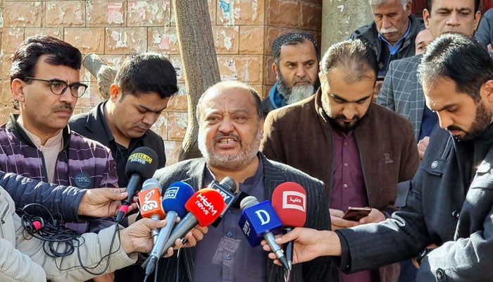 Balochistan Union of Journalists (BUI) President Khalil Ahmed talking to media persons during protest demonstration against the amendments to Peca on January 31, 2025. — PPI
