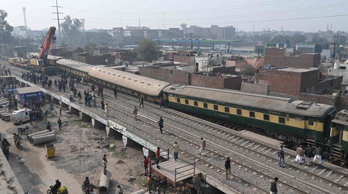 Karachi-bound train derails at Shahdara bridge near Sheikhupura