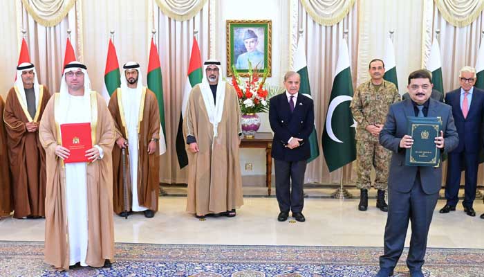 Prime Minister Shehbaz Sharif and Crown Prince Abu Dhabi Sheikh Khaled Bin Mohamed Bin Zayed bear witness to the exchange of several protocols -furors between the two countries on February 27, 2025. - PID