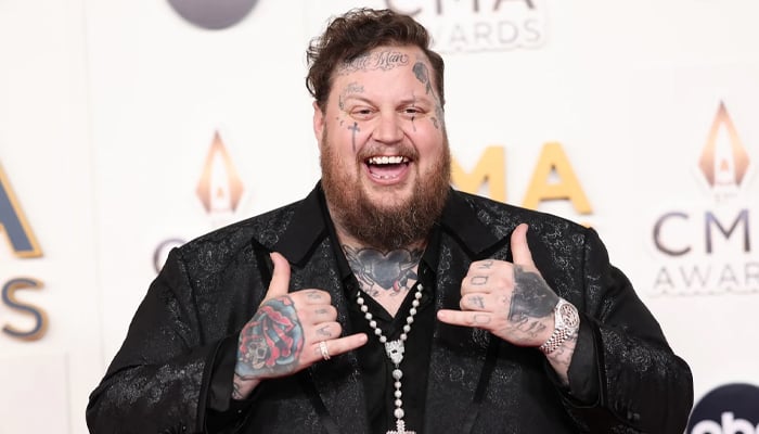 Jelly Roll returns to old school for condolences over tragedy