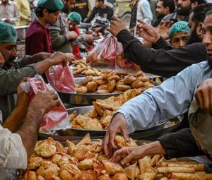 Karachi sees surge in stomach diseases amid increased fried food consumption in Ramadan