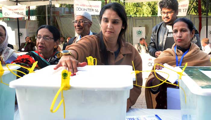 Members casting their votes in Arts Council of Pakistan Elections 2025-26 at Arts Council in Karachi on December 22, 2024. — APP