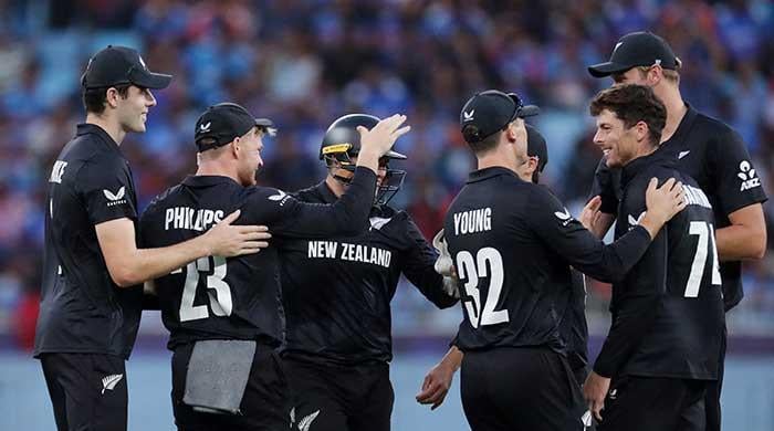 New Zealand hit back with Gill, Kohli wickets as India chase 252-run target  www.geo.tv