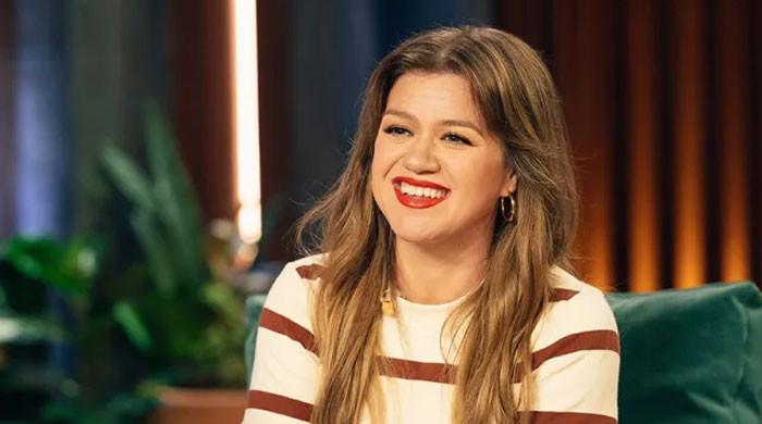 Kelly Clarkson’s 1,000th episode for ‘The Kelly Clarkson Show’ turns her emotional