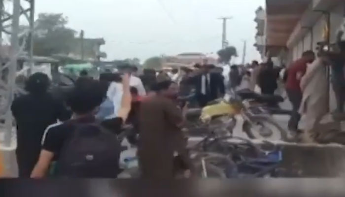 Pakistan Tehreek-e-Insaf workers clash with police near Adiala Jail, Rawalpindi, Punjab, April 8, 2025. — Screengrab via YouTube/Geo News