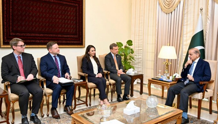 PM Shehbaz Sharif (right) speaks to the members of US delegation on April 9, 2025. — APP