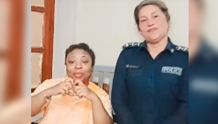 Onijah Andrew Robinson (L) with police officer Shabana. — Tiktok/shabanajilali1
