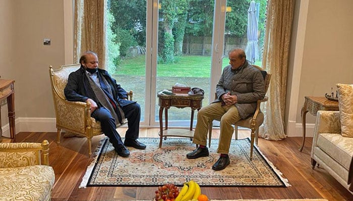 Prime Minister Shehbaz Sharif (right) meets his brother and PML-N President Nawaz Sharif at the Avenfield flats in London on May 11, 2022. — PML-N media cell