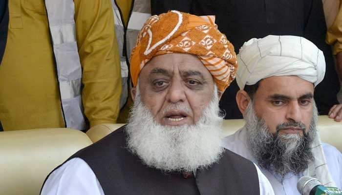 JUI-F Chief Maulana Fazlur Rehman addresses a press conference at Jamia Noor Ul Anwar Maskeen Pura in Chiniot. — Online/File