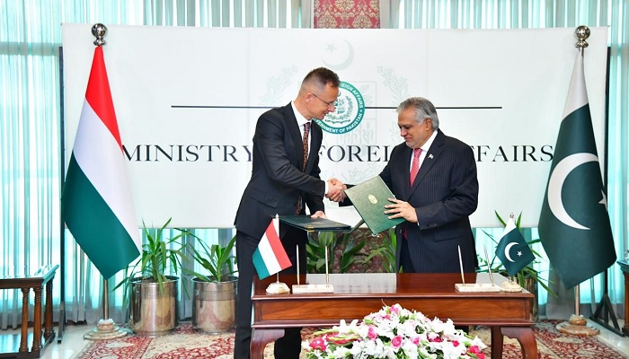 Deputy Prime Minister Ishaq Dar and Hungarian Foreign Minister Péter Szijjártó exchange documents at the Ministry of Foreign Affairs in Islamabad on Thursday. — APP