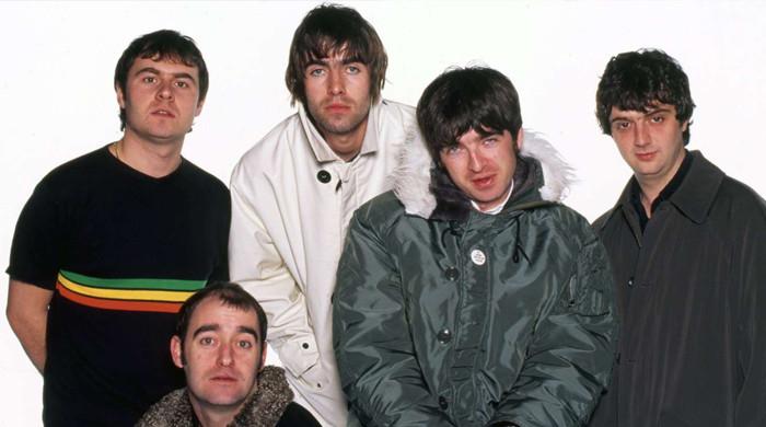 Oasis Band Performing