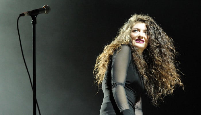 Lorde debutes unreleased single after police shut down concert