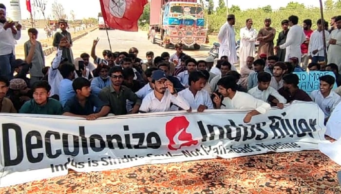 Members of civil society are holding protest against building new canals to draw additional water from the Indus River at Larkana-Sukkur road in Naundero on April 23, 2025. —PPI