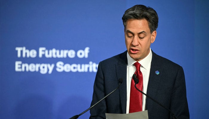 Britains Secretary of State for Energy Security and Net Zero Ed Miliband reading a letter from Britains King Charles at the Future of Energy Security Summit/ JUSTIN TALLIS/Pool via REUTERS