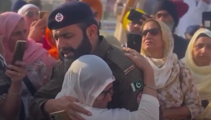 Punjab police officer embraces elderly Sikh pilgrim and recites poem in this screengrab taken from a video, April 27, 2025. — Geo News