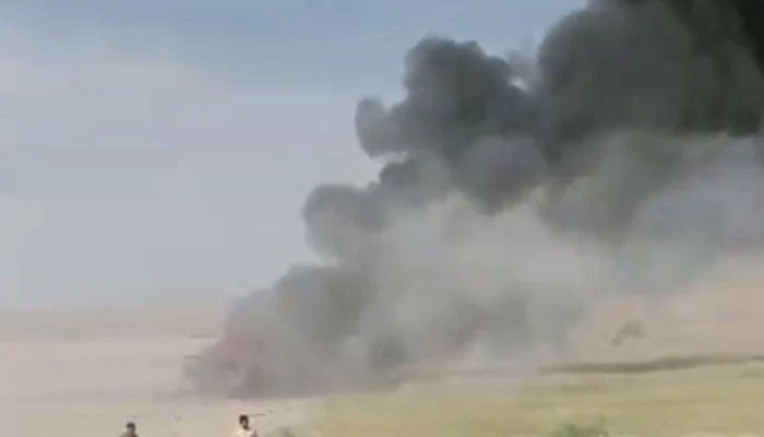 Smoking emitting from burning oil tanker in Balochistans Nushki on April 28, 2025. — Screengrab via Geo News